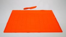 FAVE Vál silikonový na těsto 60 x 50 cm x 1 mm, oranžový s nožem