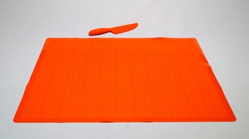 FAVE Vál silikonový na těsto 60 x 50 cm x 1 mm, oranžový s nožem_2